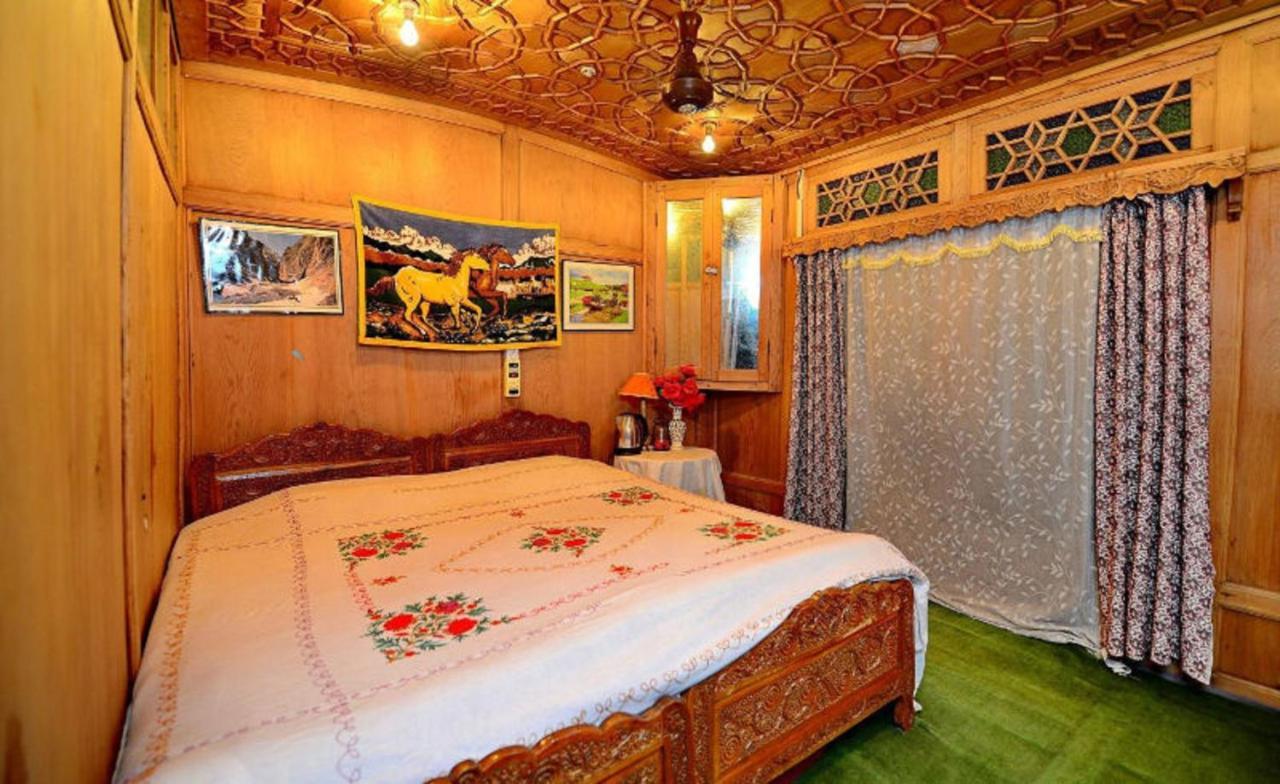 Umbrella Group Of House Boat Hotel Srinagar  Exterior photo